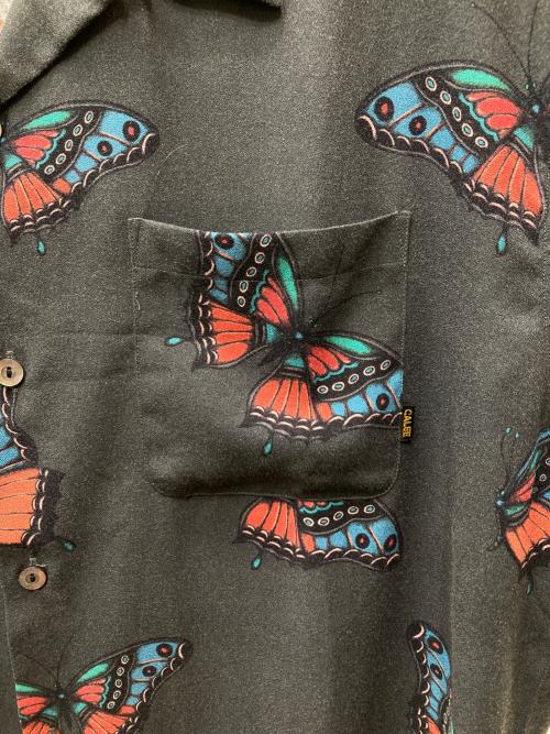 CALEE（キャリー）CALEE (キャリー) MIHO MURAKAMI (ミホ ムラカミ) MIHO MURAKAMI CL BUTTERFLY PATTERN SS SHIRT レーヨンポリ オープンカラーシャツ グレー×ブルー サイズ:Mの古着・服飾アイテム