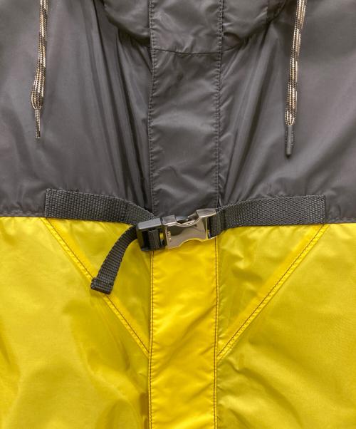 PRADA（プラダ）PRADA (プラダ) 22SS RE-NYLON ロゴプレート 2WAY マウンテンパーカー ブラック×イエロー サイズ:Lの古着・服飾アイテム