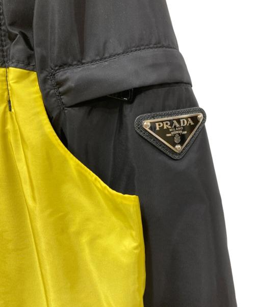 PRADA（プラダ）PRADA (プラダ) 22SS RE-NYLON ロゴプレート 2WAY マウンテンパーカー ブラック×イエロー サイズ:Lの古着・服飾アイテム