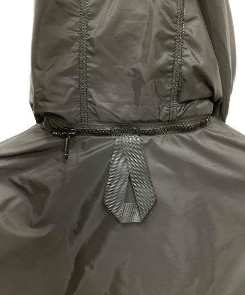 PRADA（プラダ）PRADA (プラダ) 22SS RE-NYLON ロゴプレート 2WAY マウンテンパーカー ブラック×イエロー サイズ:Lの古着・服飾アイテム