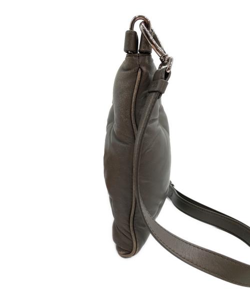 Maison Margiela 11（メゾンマルジェラ 11）Maison Margiela 11 (メゾンマルジェラ 11) グラム スラム フラットポケット レザー ショルダーバッグ グレーの古着・服飾アイテム