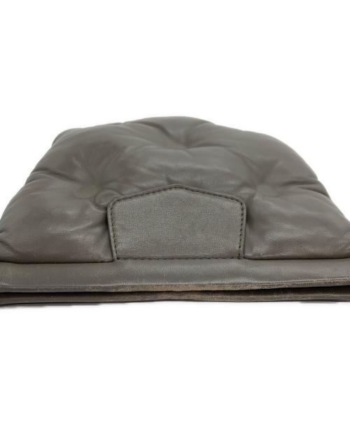 Maison Margiela 11（メゾンマルジェラ 11）Maison Margiela 11 (メゾンマルジェラ 11) グラム スラム フラットポケット レザー ショルダーバッグ グレーの古着・服飾アイテム
