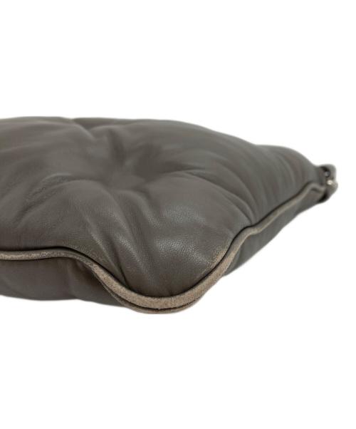Maison Margiela 11（メゾンマルジェラ 11）Maison Margiela 11 (メゾンマルジェラ 11) グラム スラム フラットポケット レザー ショルダーバッグ グレーの古着・服飾アイテム