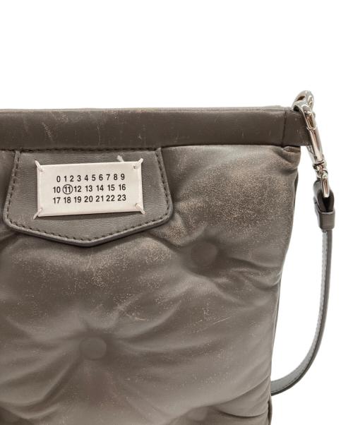 Maison Margiela 11（メゾンマルジェラ 11）Maison Margiela 11 (メゾンマルジェラ 11) グラム スラム フラットポケット レザー ショルダーバッグ グレーの古着・服飾アイテム