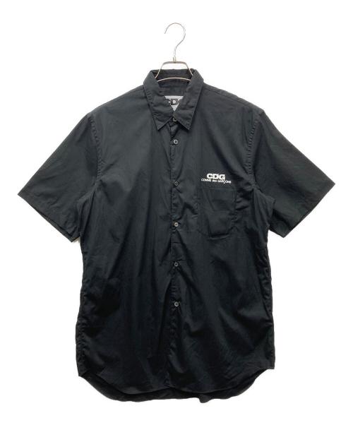 CDG（シーディージー）CDG (シーディージー) CLASSIC SHIRT WITH SHORT SLEEVES ロゴプリントS/Sシャツ ブラック サイズ:Lの古着・服飾アイテム