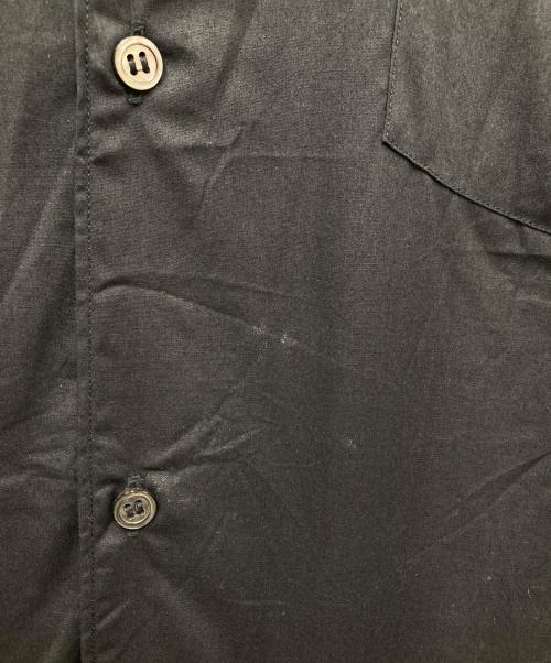 CDG（シーディージー）CDG (シーディージー) CLASSIC SHIRT WITH SHORT SLEEVES ロゴプリントS/Sシャツ ブラック サイズ:Lの古着・服飾アイテム