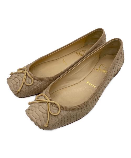 Christian Louboutin（クリスチャン・ルブタン）Christian Louboutin (クリスチャン・ルブタン) パイソン スクエアトゥ フラットパンプス ベージュ サイズ:37 1/2の古着・服飾アイテム