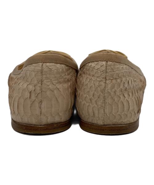 Christian Louboutin（クリスチャン・ルブタン）Christian Louboutin (クリスチャン・ルブタン) パイソン スクエアトゥ フラットパンプス ベージュ サイズ:37 1/2の古着・服飾アイテム
