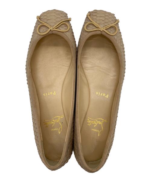 Christian Louboutin（クリスチャン・ルブタン）Christian Louboutin (クリスチャン・ルブタン) パイソン スクエアトゥ フラットパンプス ベージュ サイズ:37 1/2の古着・服飾アイテム