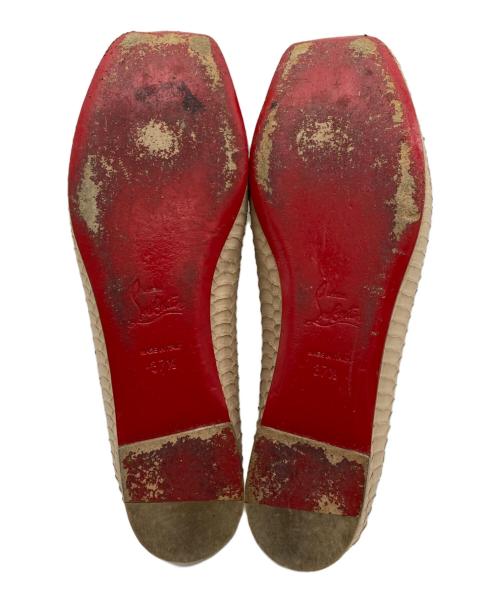 Christian Louboutin（クリスチャン・ルブタン）Christian Louboutin (クリスチャン・ルブタン) パイソン スクエアトゥ フラットパンプス ベージュ サイズ:37 1/2の古着・服飾アイテム