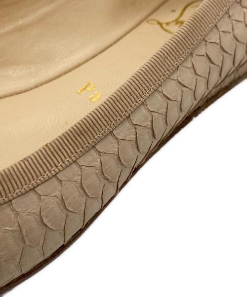 Christian Louboutin（クリスチャン・ルブタン）Christian Louboutin (クリスチャン・ルブタン) パイソン スクエアトゥ フラットパンプス ベージュ サイズ:37 1/2の古着・服飾アイテム