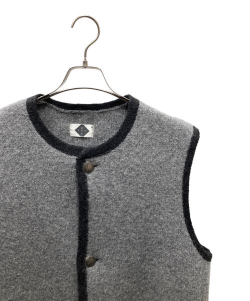 STAPF（シュタップ）STAPF (シュタップ) UNITED ARROWS 別注 コンチョボタン チロリアン ニットベスト グレー×ブラック サイズ:SIZE Mの古着・服飾アイテム