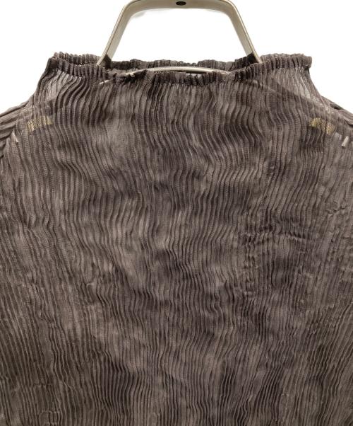 ISSEY MIYAKE WHITE LABEL（イッセイミヤケホワイトレーベル）ISSEY MIYAKE WHITE LABEL (イッセイミヤケホワイトレーベル) プリーツカットソー ブラウン サイズ:3の古着・服飾アイテム