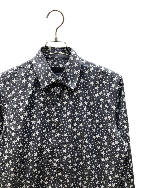 PRADA（プラダ）PRADA (プラダ) スタープリントL/Sシャツ グレー×ホワイト サイズ:SIZE 15/38の古着・服飾アイテム