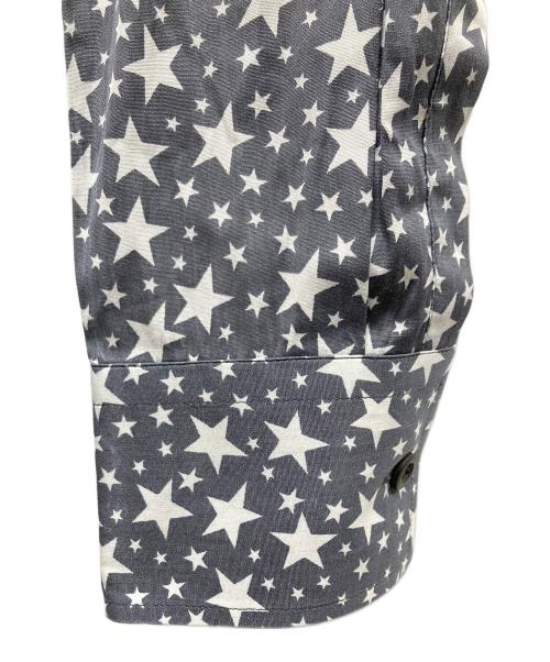 PRADA（プラダ）PRADA (プラダ) スタープリントL/Sシャツ グレー×ホワイト サイズ:SIZE 15/38の古着・服飾アイテム
