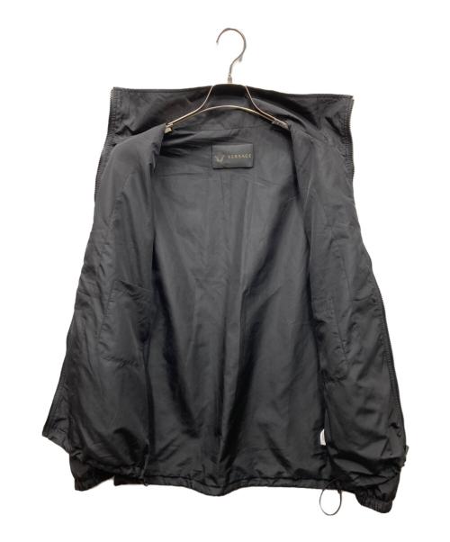 VERSACE（ヴェルサーチ）VERSACE (ヴェルサーチ) バロック柄 ウィンドブレーカー ブラック×ゴールド サイズ:46の古着・服飾アイテム