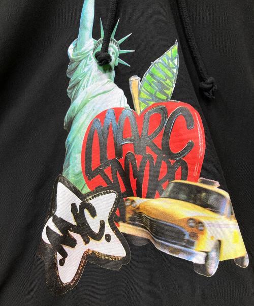 MARC JACOBS（マークジェイコブス）MARC JACOBS (マークジェイコブス) THE CITY HOODIE プリントパーカー ブラック サイズ:SIZE XLの古着・服飾アイテム