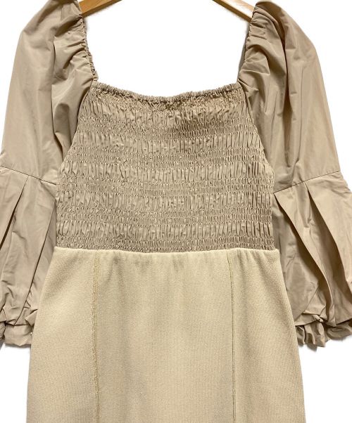 emmi atelier（エミアトリエ）emmi atelier (エミアトリエ) 袖ボリュームニットコンビワンピース ベージュ 未使用品の古着・服飾アイテム