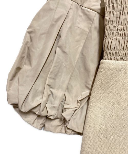 emmi atelier（エミアトリエ）emmi atelier (エミアトリエ) 袖ボリュームニットコンビワンピース ベージュ 未使用品の古着・服飾アイテム