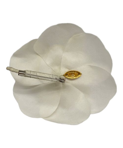 CHANEL（シャネル）CHANEL (シャネル) カメリア ブローチ ホワイトの古着・服飾アイテム