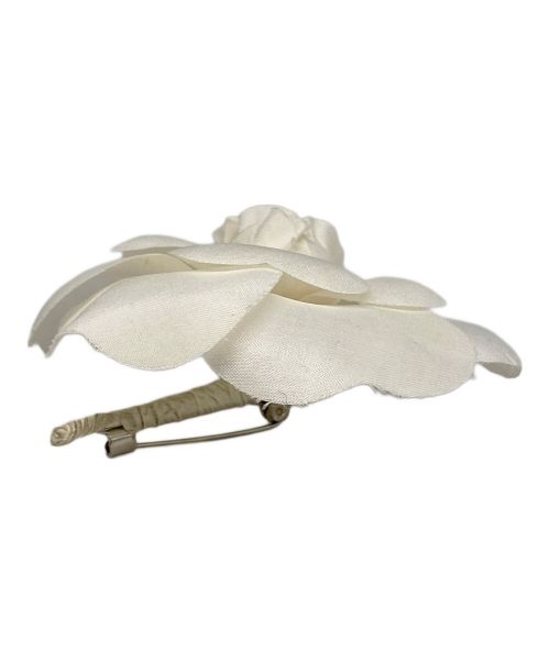 CHANEL（シャネル）CHANEL (シャネル) カメリア ブローチ ホワイトの古着・服飾アイテム