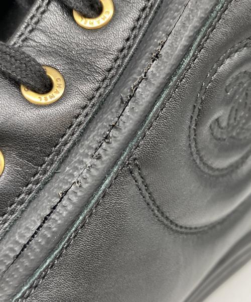 CHANEL（シャネル）CHANEL (シャネル) チェーンジップスニーカー ブラック サイズ:42の古着・服飾アイテム