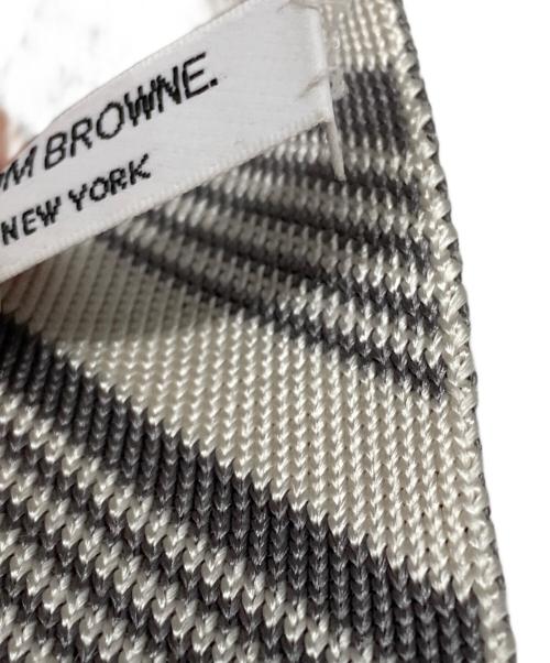 Thom Browne（トムブラウン）Thom Browne (トムブラウン) KNIT TIE IN PEPP STRIPE JACQUARD SILK グレー サイズ:-の古着・服飾アイテム