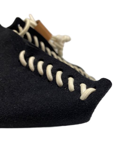 MARY AL TERNA（メアリオルターナ）MARY AL TERNA (メアリオルターナ) 三角スウェードショルダーバッグ ブラックの古着・服飾アイテム