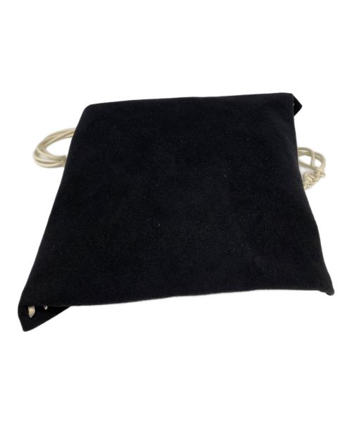 MARY AL TERNA（メアリオルターナ）MARY AL TERNA (メアリオルターナ) 三角スウェードショルダーバッグ ブラックの古着・服飾アイテム