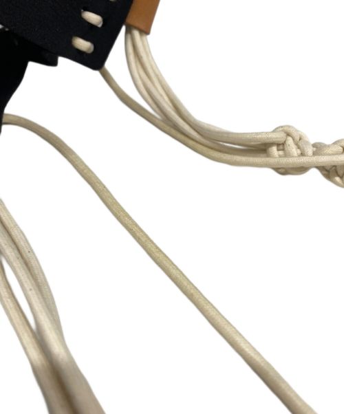 MARY AL TERNA（メアリオルターナ）MARY AL TERNA (メアリオルターナ) 三角スウェードショルダーバッグ ブラックの古着・服飾アイテム