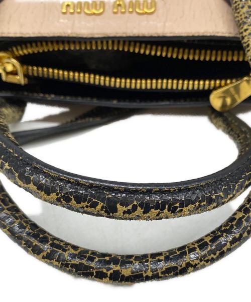 MIU MIU（ミュウミュウ）MIU MIU (ミュウミュウ) クラッシュ加工2WAYバッグ ピンク×ブラックの古着・服飾アイテム