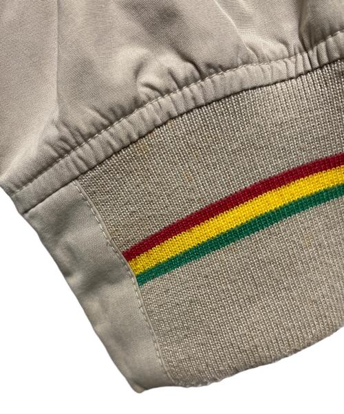 stussy（ステューシー）stussy (ステューシー) ラスタワッペンブルゾン ベージュ サイズ:Lの古着・服飾アイテム