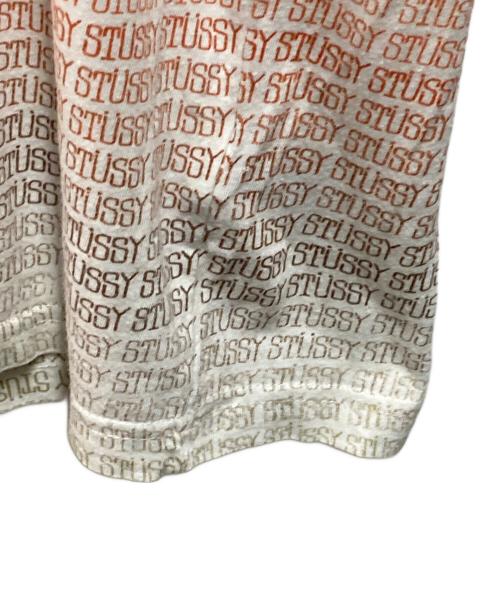 stussy（ステューシー）stussy (ステューシー) ロゴ総柄プリントＴシャツ ホワイト サイズ:Lの古着・服飾アイテム