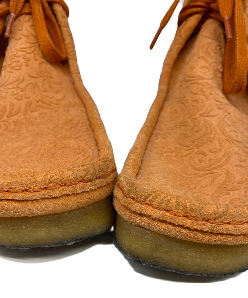 CLARKS（クラークス）CLARKS (クラークス) end. (エンド) OXFORD FLOWERS WALLABEE BOOT オレンジ サイズ:26.5cmの古着・服飾アイテム