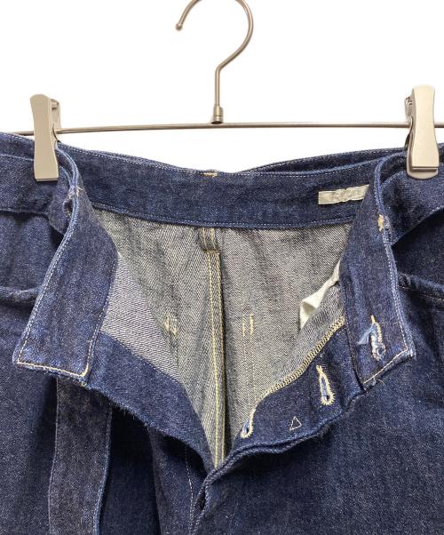 COMOLI（コモリ）COMOLI (コモリ) ベルテッド ワイド テーパード デニムパンツ インディゴ サイズ:2の古着・服飾アイテム