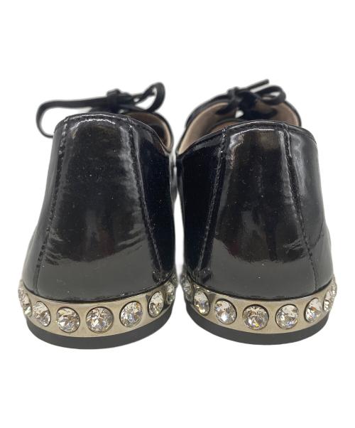 MIU MIU（ミュウミュウ）MIU MIU (ミュウミュウ) パテントレザービジュードレスシューズ ブラック サイズ:40の古着・服飾アイテム