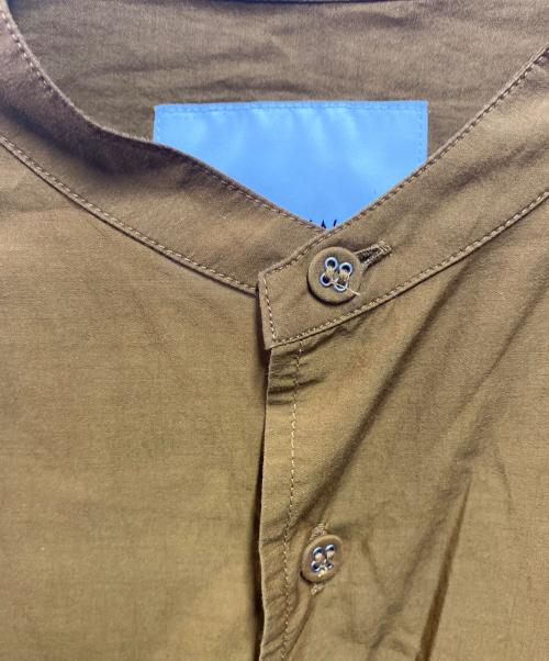 WHITE MOUNTAINEERING（ホワイトマウンテ二アニング）WHITE MOUNTAINEERING (ホワイトマウンテ二アニング) REPOSE WEARバンドカラーシャツ ブラウン サイズ:3の古着・服飾アイテム