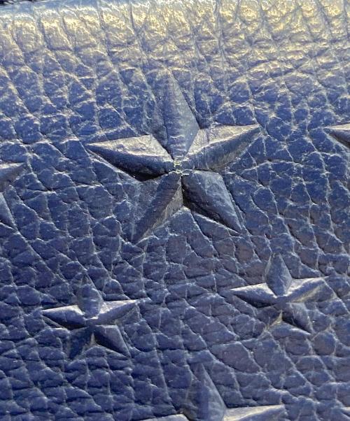 JIMMY CHOO（ジミーチュウ）JIMMY CHOO (ジミーチュウ) スタースタッズラウンドファスナー財布 ネイビーの古着・服飾アイテム