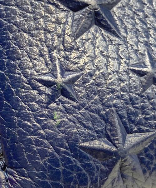 JIMMY CHOO（ジミーチュウ）JIMMY CHOO (ジミーチュウ) スタースタッズラウンドファスナー財布 ネイビーの古着・服飾アイテム