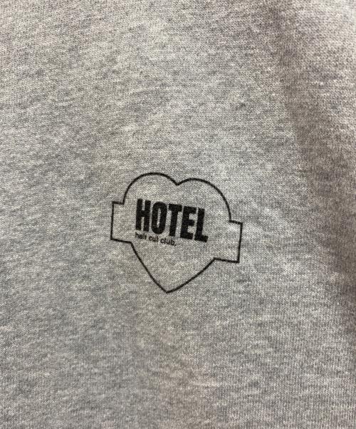 hotel hair cut club（hotel hair cut club）hotel hair cut club (hotel hair cut club) TATTOO STUDIO YAMADA (タトゥースタジオヤマダ) バックプリントスウェット グレー サイズ:Lの古着・服飾アイテム