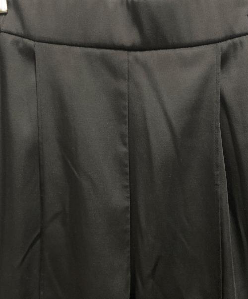 YORI（ヨリ）YORI (ヨリ) サテンセンタープレスワイドパンツ ブラック サイズ:34の古着・服飾アイテム