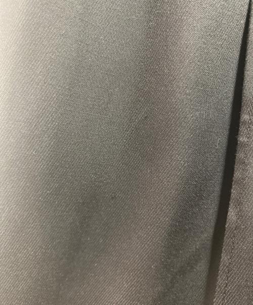 YORI（ヨリ）YORI (ヨリ) サテンセンタープレスワイドパンツ ブラック サイズ:34の古着・服飾アイテム