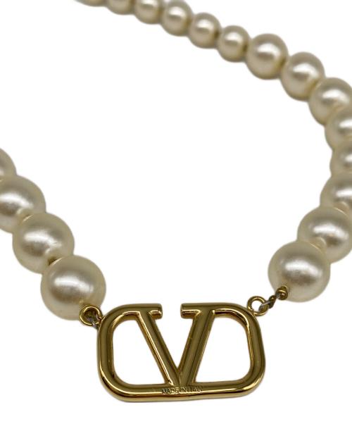 VALENTINO GARAVANI（ヴァレンティノ・ガラヴァーニ）VALENTINO GARAVANI (ヴァレンティノ・ガラヴァーニ) Vロゴシグネチャーパールビーズネックレス ゴールド×ベージュの古着・服飾アイテム