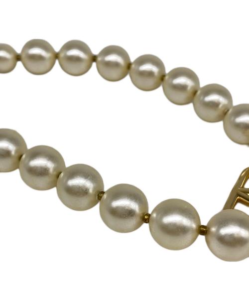 VALENTINO GARAVANI（ヴァレンティノ・ガラヴァーニ）VALENTINO GARAVANI (ヴァレンティノ・ガラヴァーニ) Vロゴシグネチャーパールビーズネックレス ゴールド×ベージュの古着・服飾アイテム