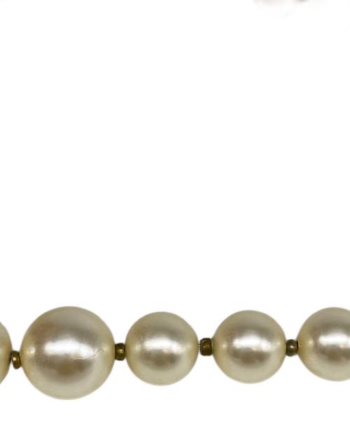 VALENTINO GARAVANI（ヴァレンティノ・ガラヴァーニ）VALENTINO GARAVANI (ヴァレンティノ・ガラヴァーニ) Vロゴシグネチャーパールビーズネックレス ゴールド×ベージュの古着・服飾アイテム