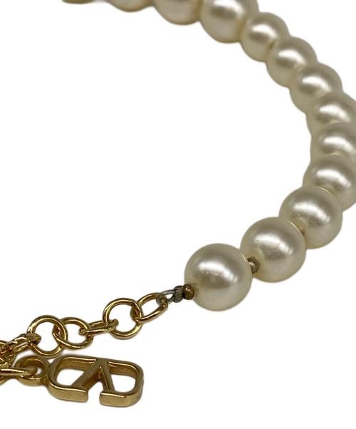 VALENTINO GARAVANI（ヴァレンティノ・ガラヴァーニ）VALENTINO GARAVANI (ヴァレンティノ・ガラヴァーニ) Vロゴシグネチャーパールビーズネックレス ゴールド×ベージュの古着・服飾アイテム