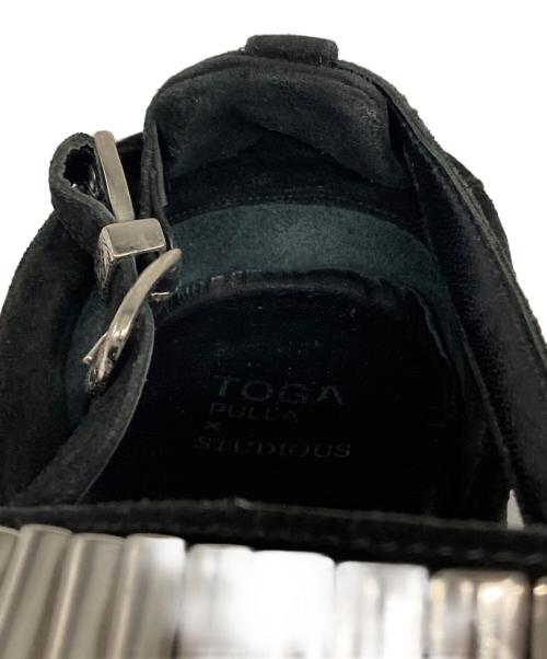 TOGA PULLA（トーガ プルラ）TOGA PULLA (トーガ プルラ) STUDIOUS (ステュディオス) METAL SNEAKER SANDAL ブラック サイズ:サイズ詳細参照の古着・服飾アイテム
