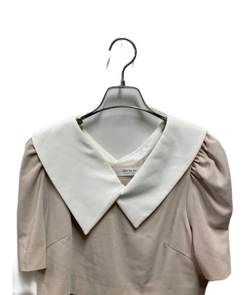 HER LIP TO（ハーリップトゥ）HER LIP TO (ハーリップトゥ) Butterfly Collar Pleated Dress ベージュ サイズ:Mの古着・服飾アイテム