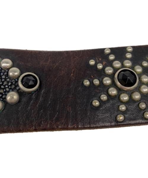 htc（エイチティーシー）htc (エイチティーシー) ナロースタッズベルト ブラウンの古着・服飾アイテム