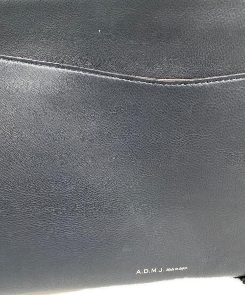A.D.M.J.（エーディーエムジェイ）A.D.M.J. (エーディーエムジェイ) モーツァルト フラットショルダーバッグ ネイビーの古着・服飾アイテム